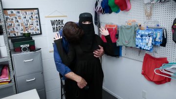 L'Agent Confronte une Adolescente en Hijab pour Vol - Lifterhub