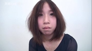 Perte de virginité douloureuse avec un vibromasseur pour une jeune japonaise